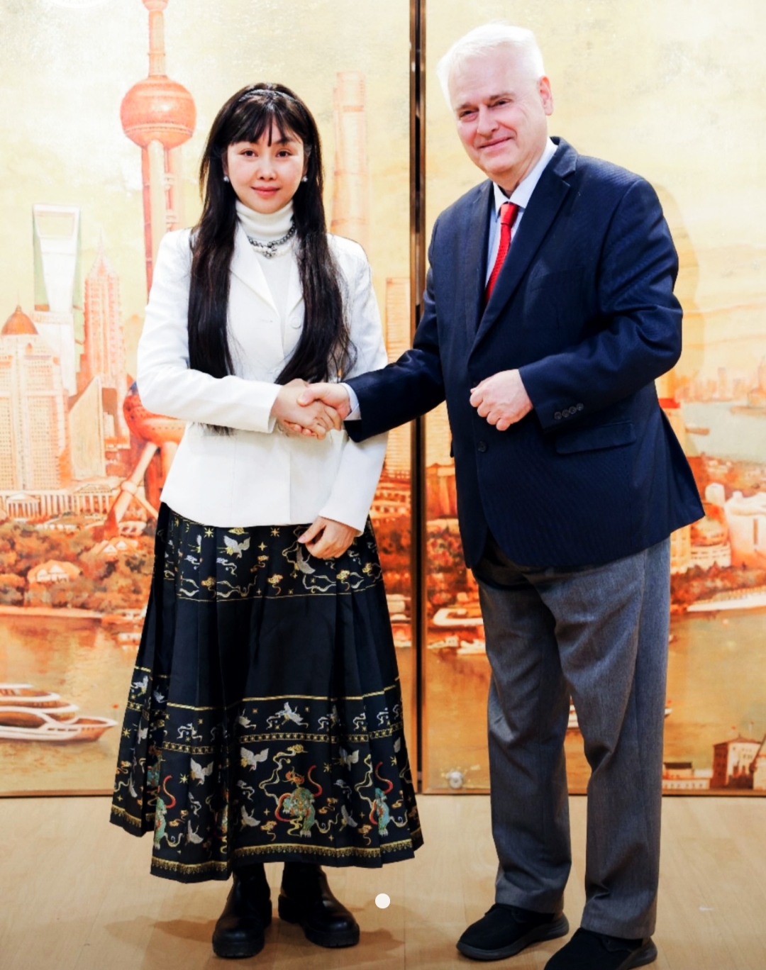 若祎外国人.jpg
